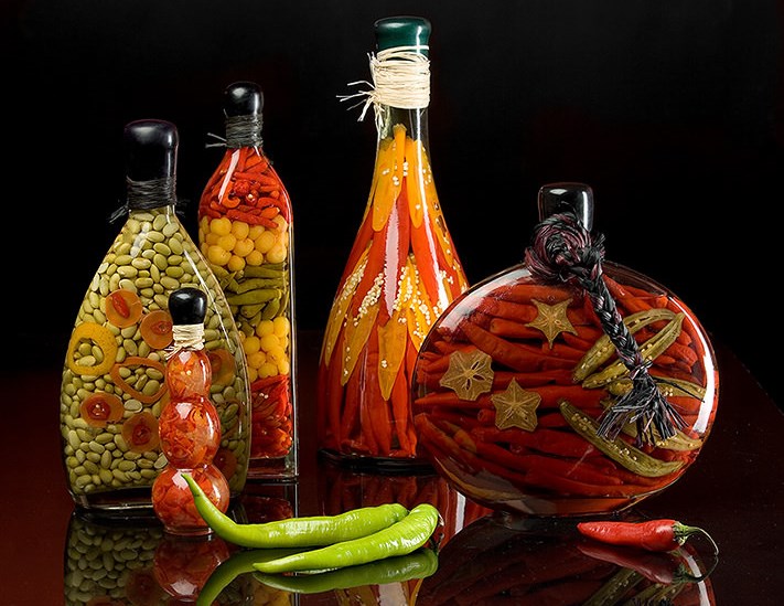 Декоративные бутылки с овощами и фруктами